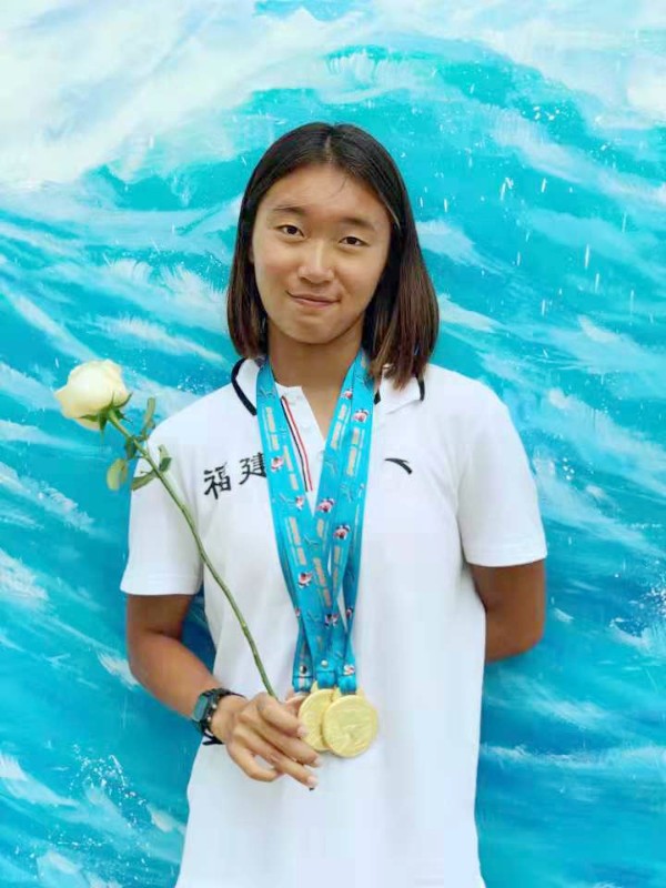 5.2019届高三学生林珊珊参加第二届全国青运会冲浪项目比赛荣获2金1铜.jpg