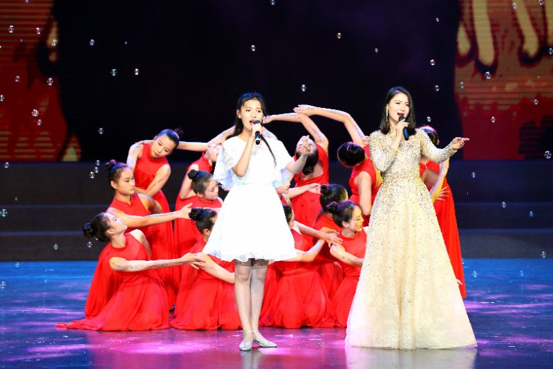歌伴舞《老师你好》教师林雅丽（右）、学生陈柏合（左）.jpg